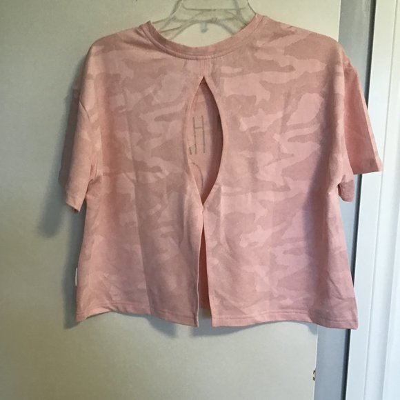 RAE Dunn Pink Camo “Gym Hair Don't Care” Yoga Top with Keyhole back - Picture 2 of 9